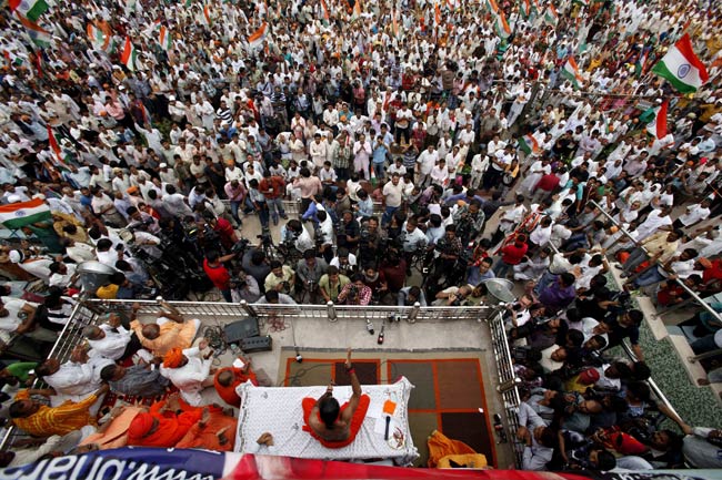 देखें कैसे टूटा रामदेव का अनशन | कैसे हुए गिरफ्तार