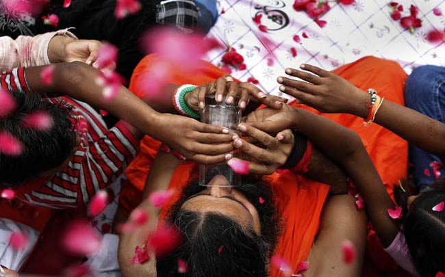 देखें कैसे टूटा रामदेव का अनशन | कैसे हुए गिरफ्तार