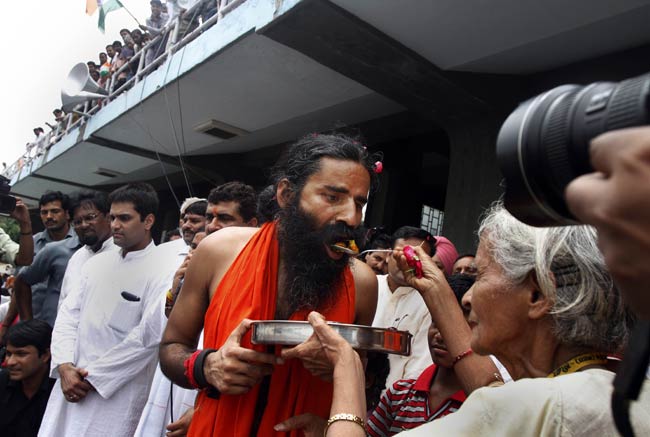 देखें कैसे टूटा रामदेव का अनशन | कैसे हुए गिरफ्तार