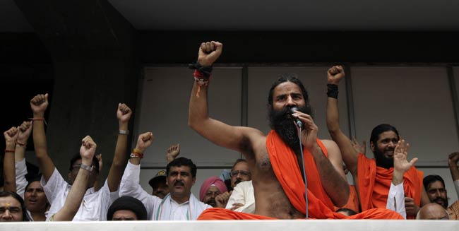 देखें कैसे टूटा रामदेव का अनशन | कैसे हुए गिरफ्तार