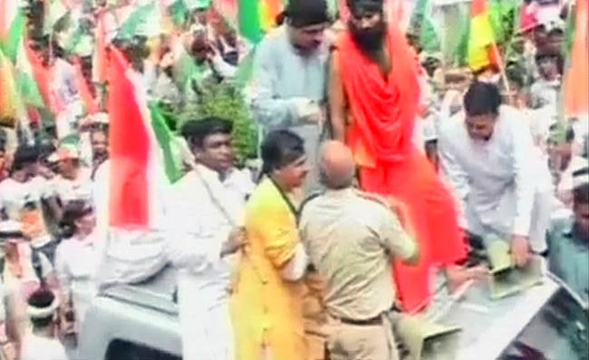 तस्‍वीरों में देखें कैसे गिरफ्तार हुए बाबा रामदेव | फोटो