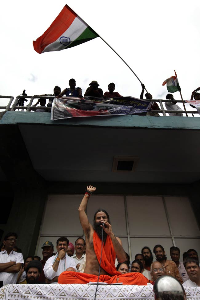 देखें कैसे टूटा रामदेव का अनशन | कैसे हुए गिरफ्तार