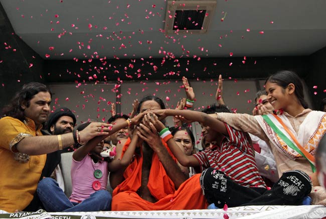 देखें कैसे टूटा रामदेव का अनशन | कैसे हुए गिरफ्तार