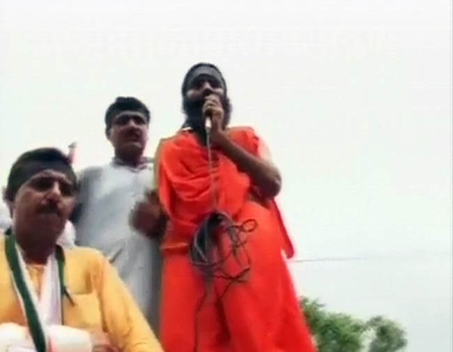 तस्‍वीरों में देखें कैसे गिरफ्तार हुए बाबा रामदेव | फोटो