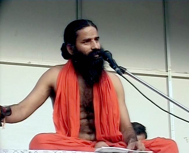 देखें कैसे टूटा रामदेव का अनशन | कैसे हुए गिरफ्तार