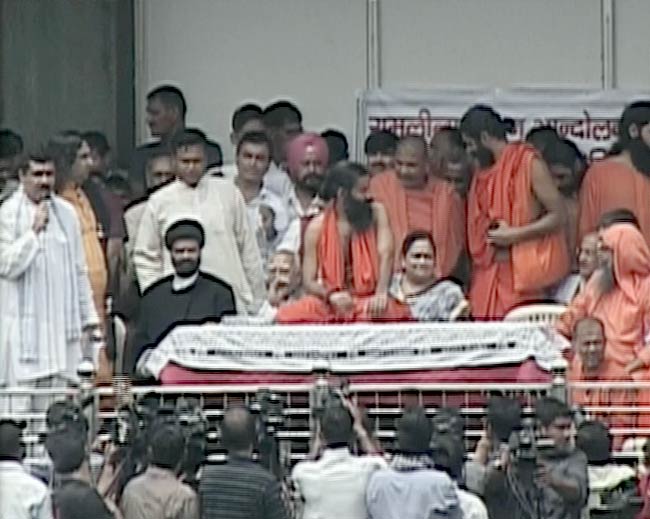 देखें कैसे टूटा रामदेव का अनशन | कैसे हुए गिरफ्तार