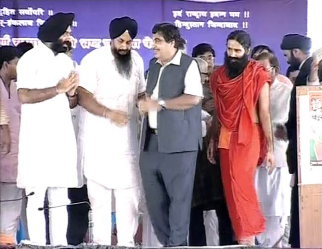 रामदेव का संसद कूच का आह्वान | अरबपति योगी