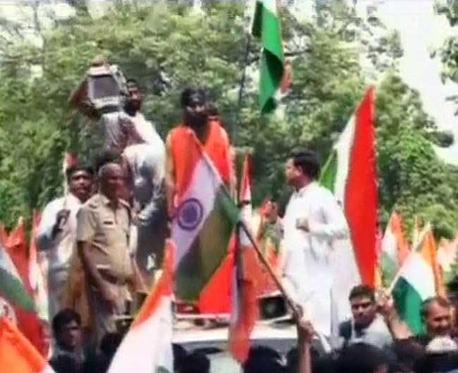 तस्‍वीरों में देखें कैसे गिरफ्तार हुए बाबा रामदेव | फोटो