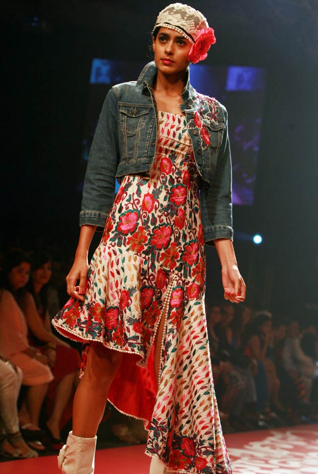 Lakme Fashion Week: पहले दिन की झलकियां | सेक्‍सी मेगन