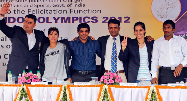 16 अगस्त 2012: तस्वीरों में दिनभर की अहम खबरें | पढ़ें