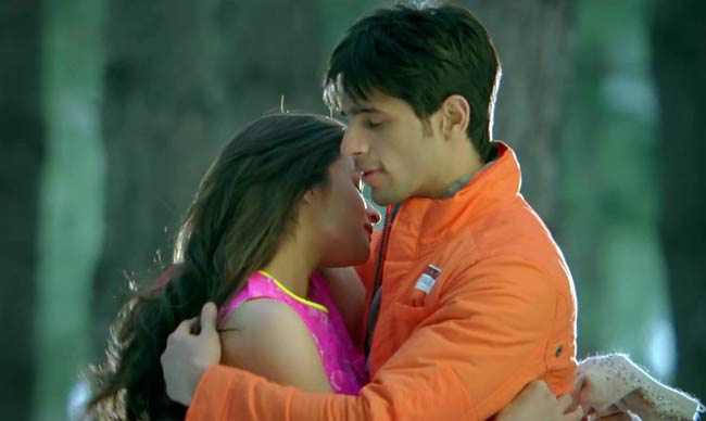 'स्टूडेंट ऑफ द ईयर' का फर्स्ट लुक | बॉलीवुड की हसीन परियां