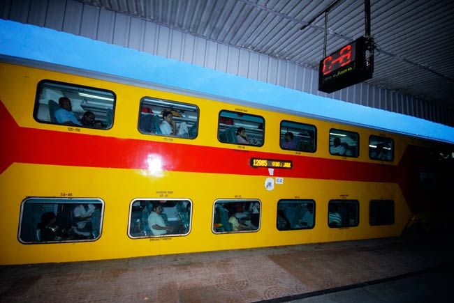 एसी डबल डेकर ट्रेन की एक्सक्लूसिव तस्वीरें