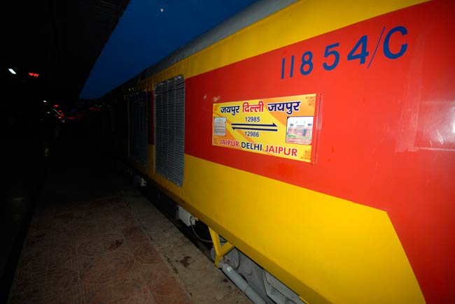 एसी डबल डेकर ट्रेन की एक्सक्लूसिव तस्वीरें