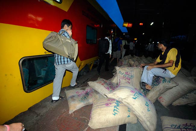 एसी डबल डेकर ट्रेन की एक्सक्लूसिव तस्वीरें