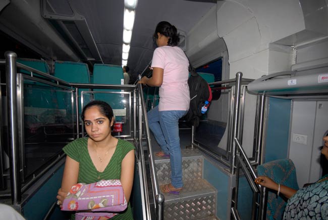 एसी डबल डेकर ट्रेन की एक्सक्लूसिव तस्वीरें