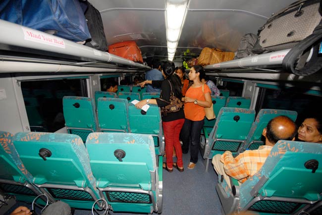 एसी डबल डेकर ट्रेन की एक्सक्लूसिव तस्वीरें