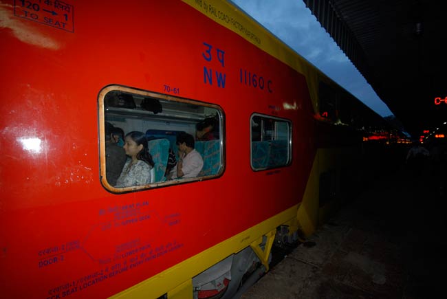 एसी डबल डेकर ट्रेन की एक्सक्लूसिव तस्वीरें