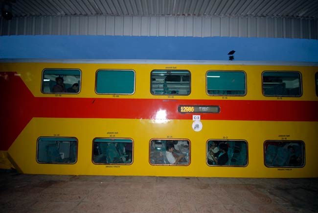 एसी डबल डेकर ट्रेन की एक्सक्लूसिव तस्वीरें