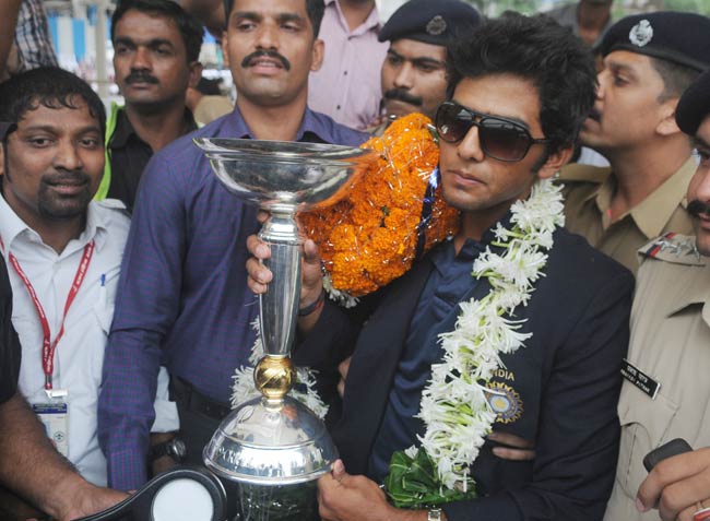 विश्व विजेता U-19 क्रिकेट टीम इंडिया का जोरदार स्वागत