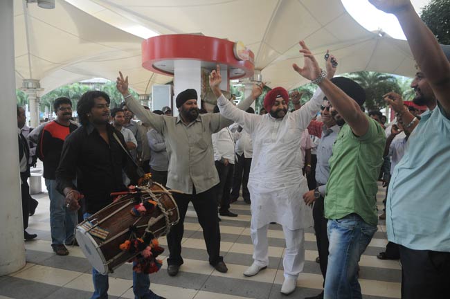 विश्व विजेता U-19 क्रिकेट टीम इंडिया का जोरदार स्वागत