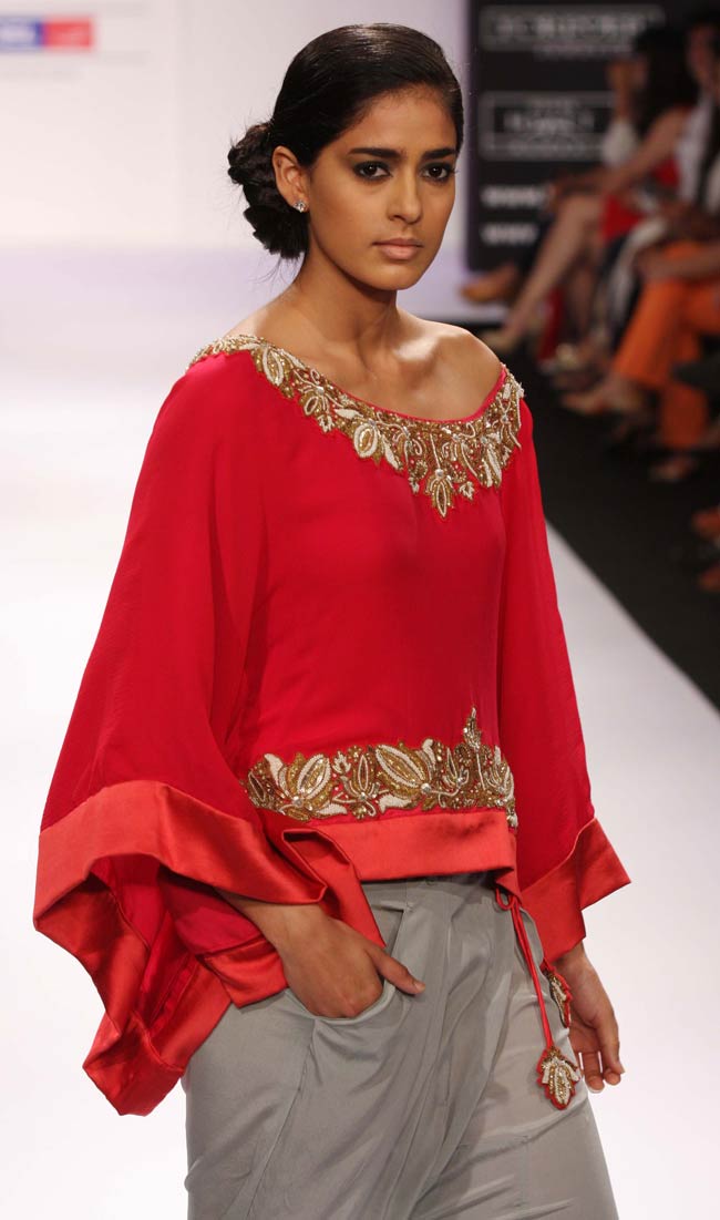 Lakme Fashion Week: पहले दिन की झलकियां | सेक्‍सी मेगन