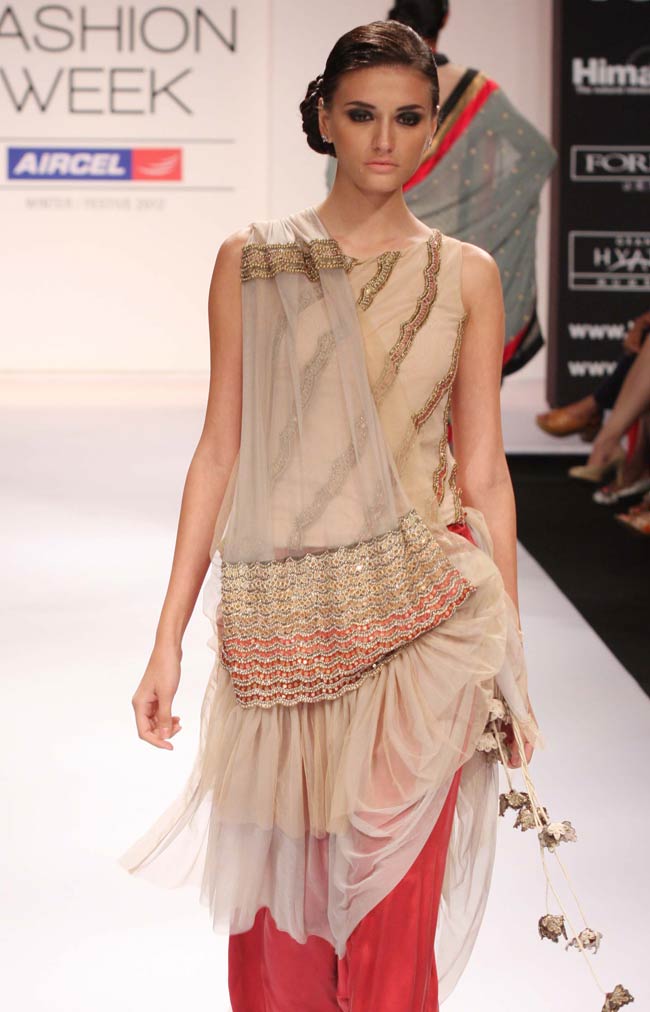 Lakme Fashion Week: पहले दिन की झलकियां | सेक्‍सी मेगन