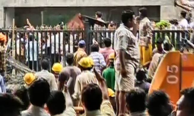 मुंबईः देखें कैसे ढहा मेट्रो का एक निर्माणाधीन पुल | पढ़ें