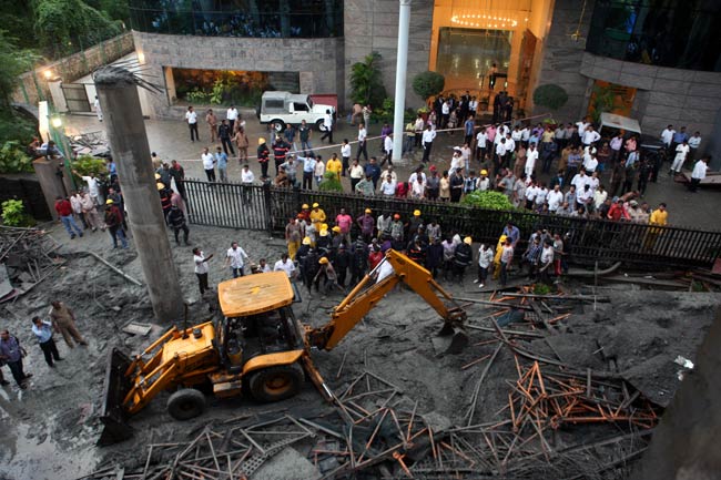 मुंबईः देखें कैसे ढहा मेट्रो का एक निर्माणाधीन पुल | पढ़ें