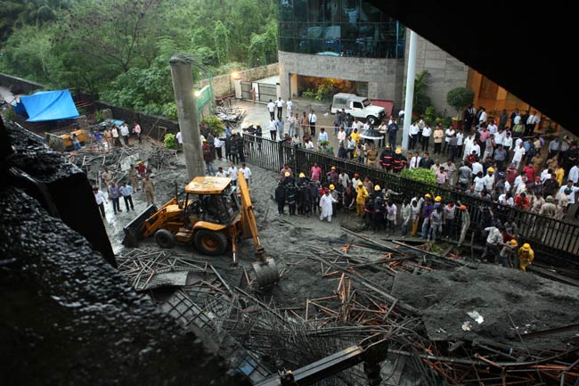 मुंबईः देखें कैसे ढहा मेट्रो का एक निर्माणाधीन पुल | पढ़ें
