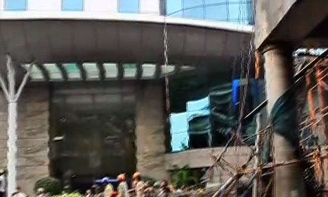 मुंबईः देखें कैसे ढहा मेट्रो का एक निर्माणाधीन पुल | पढ़ें