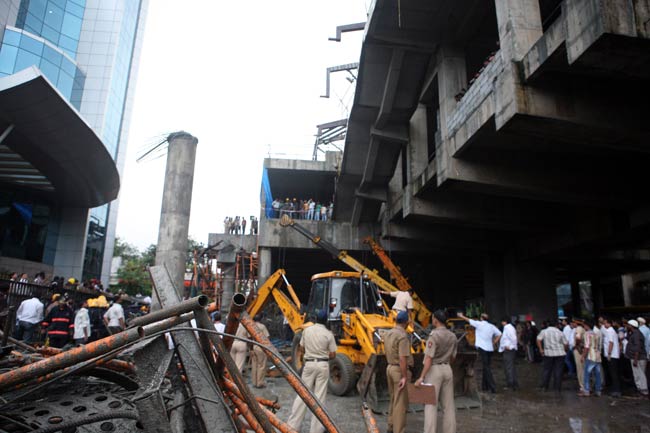 मुंबईः देखें कैसे ढहा मेट्रो का एक निर्माणाधीन पुल | पढ़ें