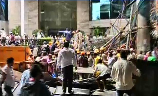 मुंबईः देखें कैसे ढहा मेट्रो का एक निर्माणाधीन पुल | पढ़ें