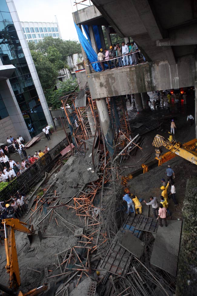 मुंबईः देखें कैसे ढहा मेट्रो का एक निर्माणाधीन पुल | पढ़ें