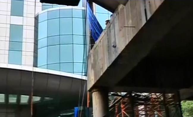 मुंबईः देखें कैसे ढहा मेट्रो का एक निर्माणाधीन पुल | पढ़ें