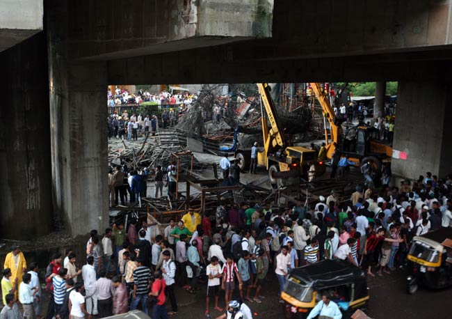 मुंबईः देखें कैसे ढहा मेट्रो का एक निर्माणाधीन पुल | पढ़ें