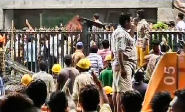 मुंबईः देखें कैसे ढहा मेट्रो का एक निर्माणाधीन पुल | पढ़ें