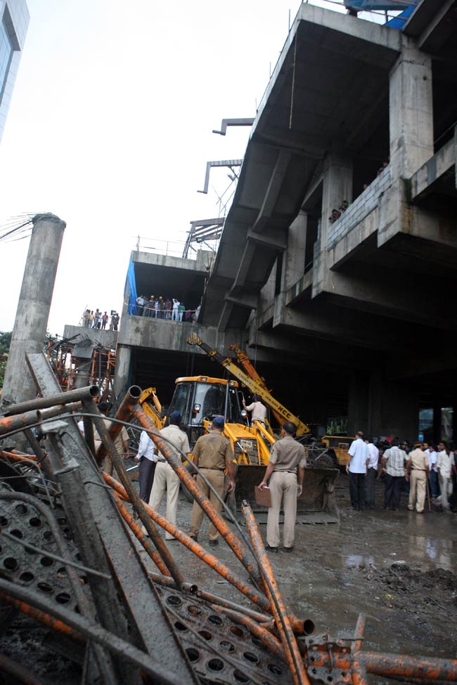 मुंबईः देखें कैसे ढहा मेट्रो का एक निर्माणाधीन पुल | पढ़ें
