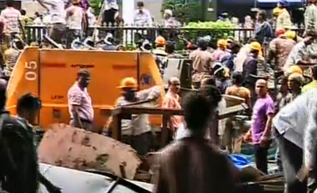 मुंबईः देखें कैसे ढहा मेट्रो का एक निर्माणाधीन पुल | पढ़ें