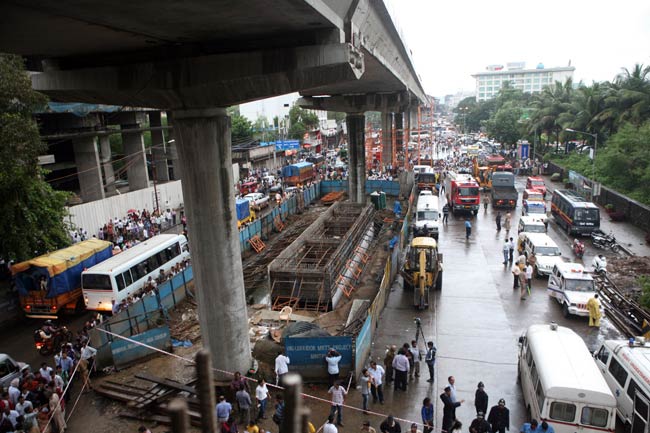 मुंबईः देखें कैसे ढहा मेट्रो का एक निर्माणाधीन पुल | पढ़ें