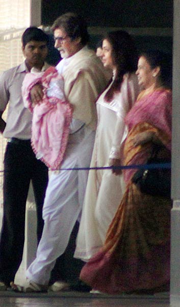 ऐश्‍वर्या-अभिषेक की बेटी आराध्‍या की एक झलक