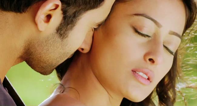 'अजब गजब लव' का फर्स्ट लुक  | दक्षिण का जलवा