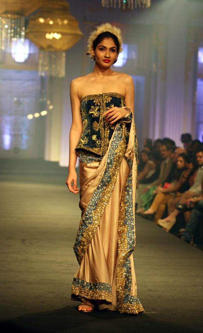 ब्राइडल फैशन वीक में सोनाक्षी बनीं 'दुल्‍हन' | ज्‍वेलरी वीक