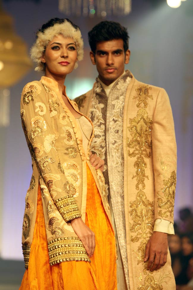 ब्राइडल फैशन वीक में सोनाक्षी बनीं 'दुल्‍हन' | ज्‍वेलरी वीक