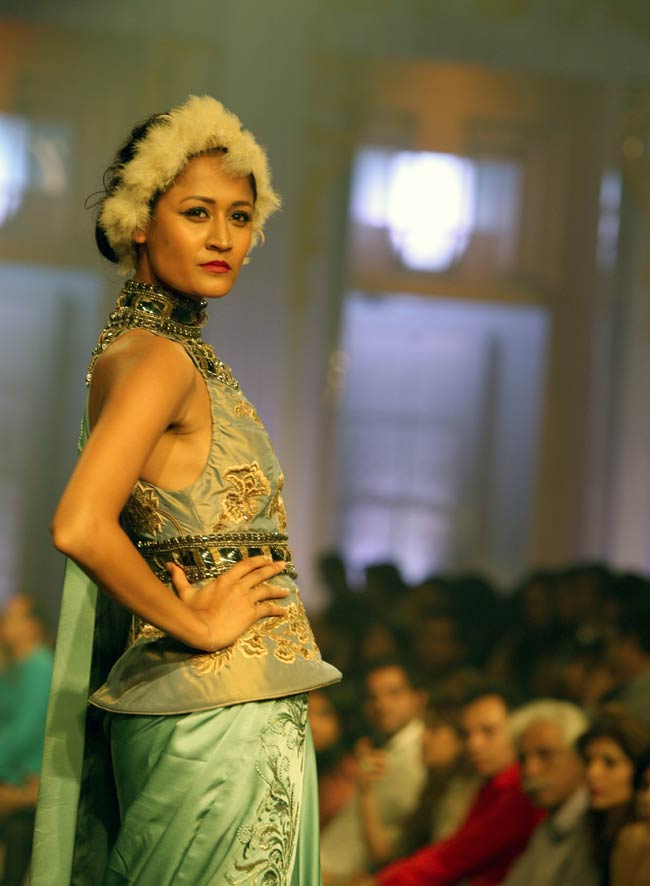 ब्राइडल फैशन वीक में सोनाक्षी बनीं 'दुल्‍हन' | ज्‍वेलरी वीक