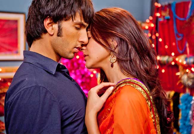 तस्‍वीरों में देखें बॉलीवुड के हॉट किसिंग सीन | बोल्ड बालाएं