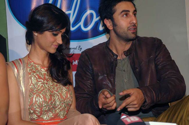 'बर्फी' के प्रमोशन में जुटे प्रियंका-रणबीर-इलेना | फर्स्ट लुक