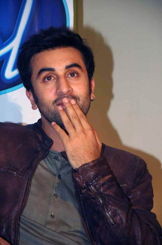 'बर्फी' के प्रमोशन में जुटे प्रियंका-रणबीर-इलेना | फर्स्ट लुक