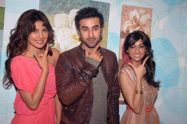 'बर्फी' के प्रमोशन में जुटे प्रियंका-रणबीर-इलेना | फर्स्ट लुक