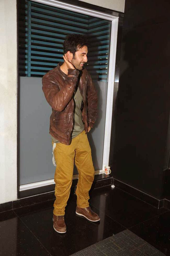 'बर्फी' के प्रमोशन में जुटे प्रियंका-रणबीर-इलेना | फर्स्ट लुक