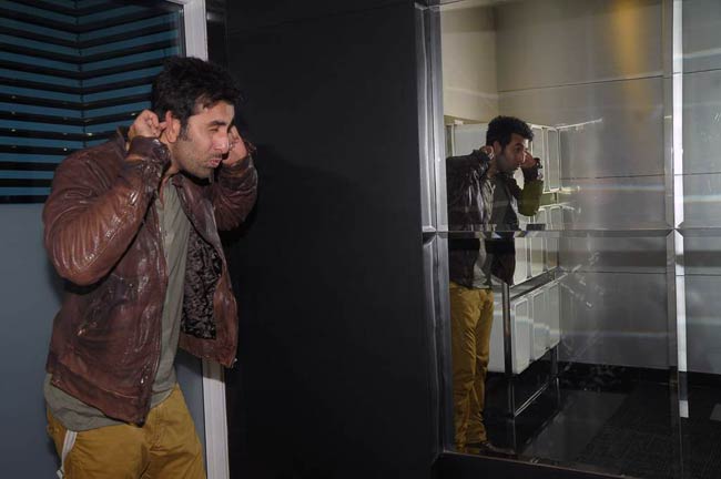 'बर्फी' के प्रमोशन में जुटे प्रियंका-रणबीर-इलेना | फर्स्ट लुक